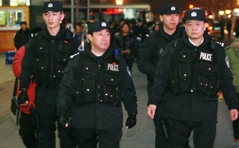 Phó Chính Hoa - Thứ trưởng Bộ Công an Trung Quốc, thứ 2 từ trái sang, đã phải khoác áo chống đạn, giắt súng xuống đường trực tiếp đi tuần tra các nhà ga ở Bắc Kinh vì nỗi lo khủng bố luôn ám ảnh, có thể xảy ra bất cứ lúc nào và ở bất cứ đâu trên đất nước này.