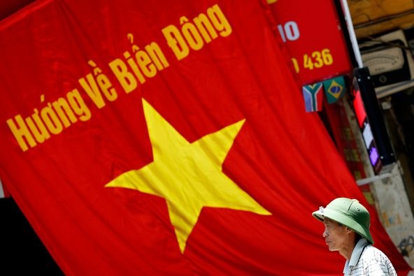 Những ngày qua khi Trung Quốc leo thang gây hấn trong vùng đặc quyền kinh tế, thềm lục địa của Việt Nam, mọi sự chú ý và tình cảm của người dân Việt Nam đều hướng về Biển Đông. Ảnh: Luong Thai Ninh/European Pressphoto Agency.