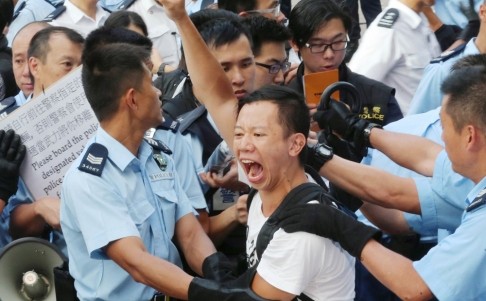 Một người biểu tình Hồng Kông bị cảnh sát bắt giữ.