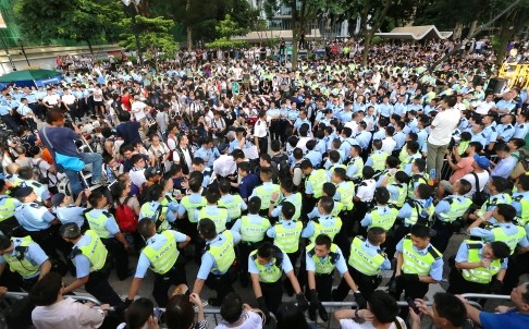 Cảnh sát Hồng Kông đang ngăn chặn người biểu tình đòi dân chủ và tự quyết.
