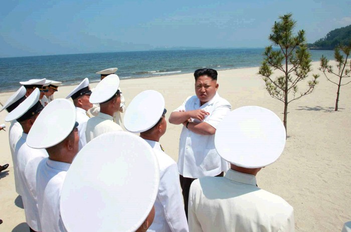 Ông Kim Jong-un quán triệt các sĩ quan chỉ huy hải quân Triều Tiên trước khi xuống biển.
