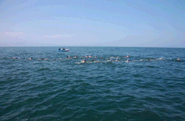 Nhà lãnh đạo Triều Tiên bơi thuyền trực tiếp thị sát các sĩ quan chỉ huy hải quân bơi 10 km.