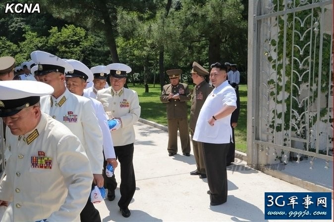 Các tướng lĩnh, chỉ huy hải quân Triều Tiên nhận đồ bơi chuẩn bị xuống biển.
