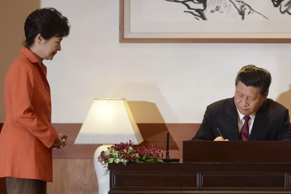 Tổng thống Hàn Quốc Park Geun-hye và Chủ tịch Trung Quốc Tập Cận Bình.