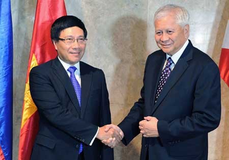 Phó Thủ tướng kiêm Bộ trưởng Ngoại giao Phạm Bình Minh tiếp và hội đàm với Ngoại trưởng Philippines Albert del Rosario.