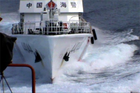Tàu Hải cảnh Trung Quốc liều lĩnh, hung hãn đâm thẳng vào mạn tàu thực thi pháp luật của Việt Nam ngay trên vùng đặc quyền kinh tế, thềm lục địa của Việt Nam gần khu vực Trung Quốc hạ đặt trái phép giàn khoan 981.