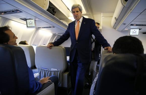 Ngoại trưởng Mỹ John Kerry giao lưu với báo chí trên chuyên cơ đi công du Trung Quốc.
