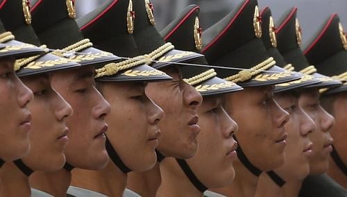 Lính Trung Quốc trong đội danh dự quân đội căng dây cho thẳng hàng để đón Thủ tướng Đức Merkel bên ngoài Đại lễ đường Nhân Dân. Ảnh Reuters.