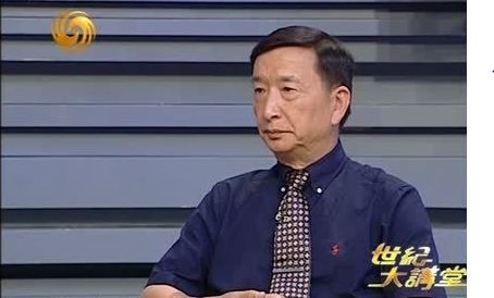 Tiết Lý Thái, học giả Trung Quốc thuộc đại học Phúc Đán trong một chương trình bình luận thời sự của đài Phượng Hoàng - Hồng Kông.