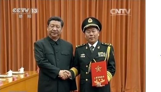Ông Tập Cận Bình trao quyết định thăng lon Thượng tướng cho ông Thích Kiến Quốc, Phó Tổng tham mưu trưởng quân đội Trung Quốc.