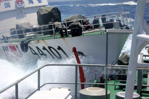 Tàu Hải cảnh Trung Quốc liều lĩnh đâm va vào tàu công vụ Việt Nam đang thực thi quyền chủ quyền, quyền tài phán trong vùng biển Việt Nam.
