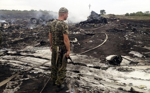 Một tay súng ly khai ở Đông Ukraine có mặt tại hiện trường xảy ra tai nạn.