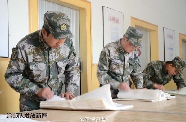 Quân đội Trung Quốc phát 15 triệu bản đồ mới cho các đơn vị, trong đó đưa gần như toàn bộ Biển Đông vào trong phạm vi cái gọi là &quot;chủ quyền lãnh thổ&quot; của họ.