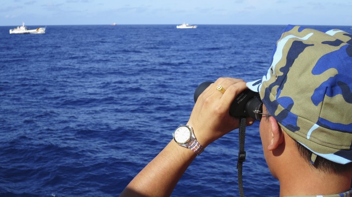 Lực lượng Cảnh sát biển Việt Nam bám biển, bảo vệ quyền chủ quyền, quyền tài phán hợp pháp của Việt Nam trước vòng vây của hạm đội tàu Trung Quốc gần vị trí giàn khoan 981 hạ đặt trái phép. Ảnh: Tuoitre News.