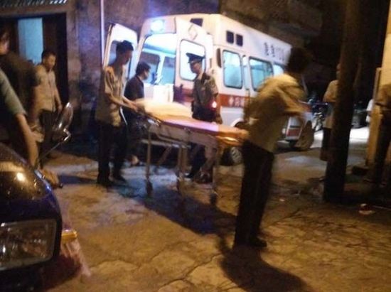 Xe cấp cứu tới hiện trường vụ thảm sát đưa các nạn nhân tới bệnh viện.