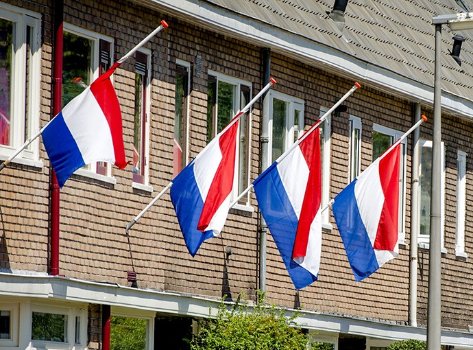 Người Hà Lan treo cờ rủ bắt đầu ngày Quốc tang đầu tiên kể từ thời chiến tranh.