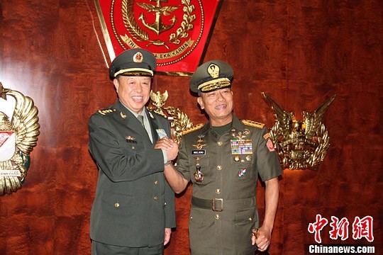 Ông Phạm Trường Long và Tổng tham mưu trưởng quân đội Indonesia.