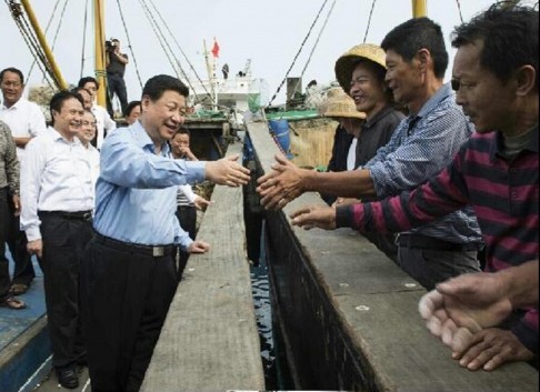 Ông Tập Cận Bình xuống làng chài Đàm Môn cổ động ngư dân Trung Quốc kéo xuống Biển Đông chỉ 1 tuần sau khi nhậm chức Chủ tịch nước.