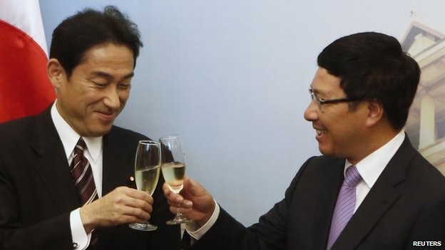 Ngoại trưởng Nhật Bản Fumio Kishida và Phó thủ tướng kiêm Bộ trưởng Ngoại giao Phạm Bình Minh.
