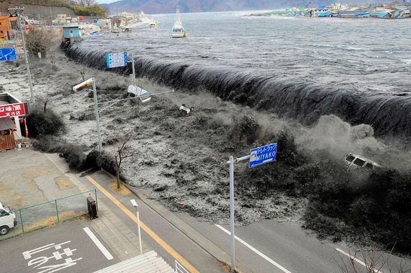 Trận động đất, sóng thần khủng khiếp ập vào Nhật Bản năm 2011.