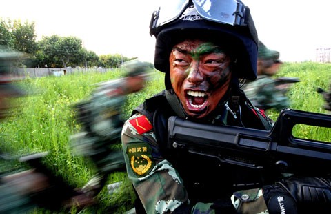 Quân đội Trung Quốc tổ chức tập trận đối kháng thực binh thực đạn, hình minh họa.