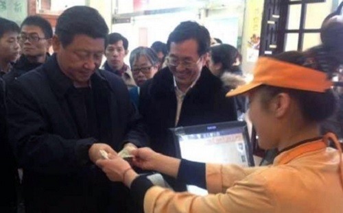 Hình ảnh ông Tập Cận Bình ra phố xếp hàng mua bánh bao cùng dân thường ở Bắc Kinh đã gây sốt cộng đồng mạng, nhưng không chỉ có những lời ngưỡng mộ mà còn có không ít người cho rằng đây là một hành động để đánh bóng hình ảnh, một thủ thuật chính trị thường thấy của các chính khách.