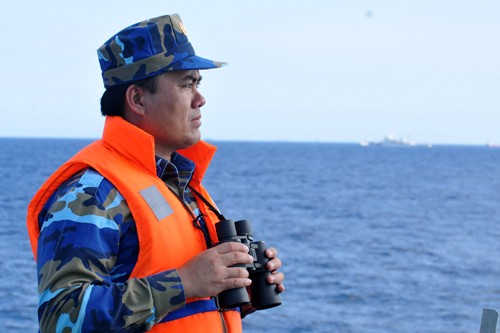 Cảnh sát biển Việt Nam quyết tâm bám biển, kiên trì thực hiện các biện pháp hòa bình yêu cầu giàn khoan và đội tàu hộ tống Trung Quốc rời khỏi vùng biển Việt Nam.