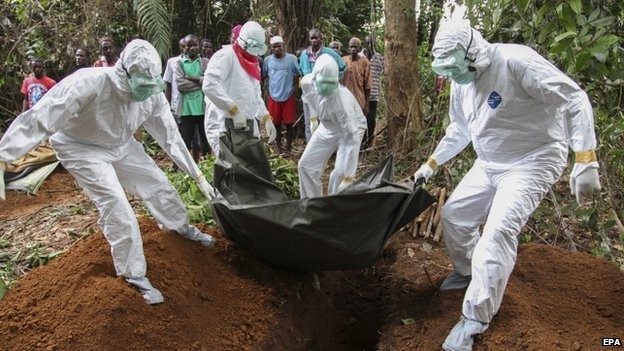 Thi thể một nạn nhân đại dịch Ebola được chôn cất theo truyền thống vẫn có thể làm tăng nguy cơ lây lan.
