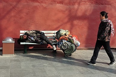 Một người vô gia cư trên đường phố Bắc Kinh.