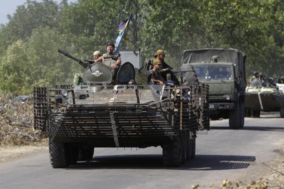 Một đoàn xe quân sự di chuyển tại tỉnh Donetsk miền Đông Ukraine hôm 9/8.