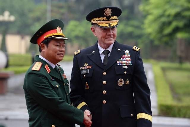 Thượng tướng Đỗ Bá Tỵ, Tổng tham mưu trưởng Quân đội Nhân dân Việt Nam tiếp Chủ tịch Hội đồng Tham mưu trưởng liên quân Mỹ Martin Dempsey.