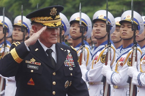 Chủ tịch Hội đồng Tham mưu trưởng liên quân Mỹ Martin Dempsey thăm Việt Nam. Ảnh: The Wall Street Journal/Reuters.