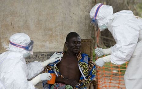Chăm sóc cho bệnh nhân nhiễm virus Ebola.