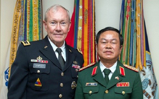 Chủ tịch Hội đồng Tham mưu trưởng liên quân Mỹ Martin Dempsey và Tổng tham mưu trưởng Quân đội Nhân dân Việt Nam Đỗ Bá Tỵ.