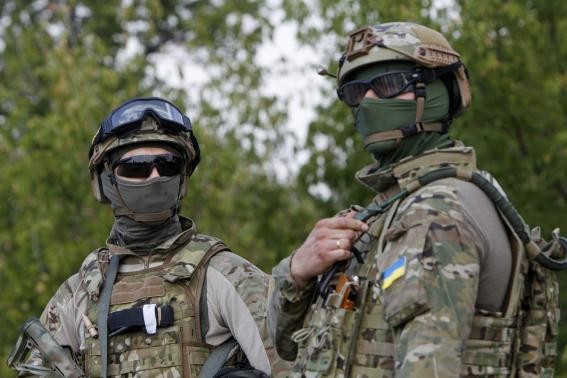 Lính Ukraine đang kiểm soát một thị trấn tại miền Đông.