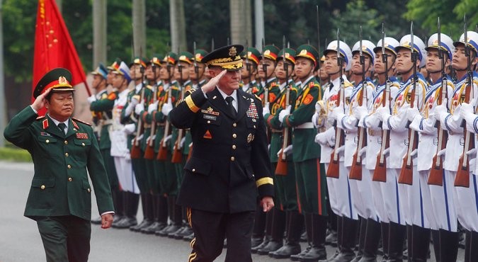 Thượng tướng Đỗ Bá Tỵ và Đại tướng Martin Dempsey duyệt đội danh dự Quân đội Nhân dân Việt Nam. Ảnh Kham/Reuters.