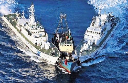 2 tàu Cảnh sát biển Nhật Bản buộc phải &quot;xóc nách&quot; 1 tàu cá Trung Quốc hung hăng, liều lĩnh lao về phía Senkaku. Tàu tuần tra của Nhật Bản có thể giúp các nước ASEAN có yêu sách chủ quyền ở Biển Đông đối phó với lực lượng &quot;tàu cá&quot; Trung Quốc.