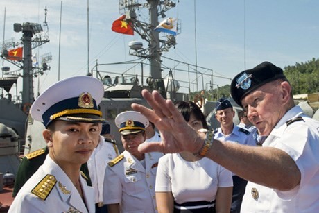 Tướng Martin Dempsey giao lưu với các sĩ quan tàu Hải quân Việt Nam tại cảng Đà Nẵng.