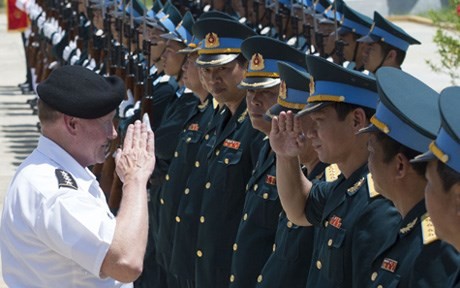 Chủ tịch Hội đồng Tham mưu trưởng Liên quân Mỹ thăm một đơn vị Không quân Việt Nam tại Đà Nẵng. Ảnh: Thanh Nien News.
