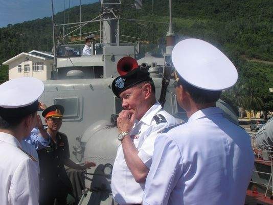 Chủ tịch Hội đồng Tham mưu trưởng Liên quân Mỹ Martin Dempsey thăm một tàu hải quân Việt Nam tại cảng Đà Nẵng.