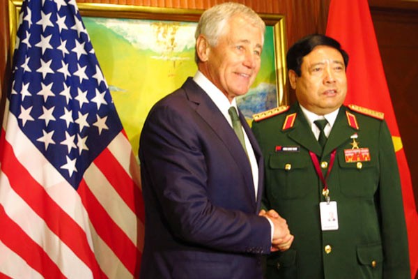 Bộ trưởng Quốc phòng Mỹ Chuck Hagel và Bộ trưởng Quốc phòng Việt Nam Phùng Quang Thanh. Ảnh: Vietnamnet.