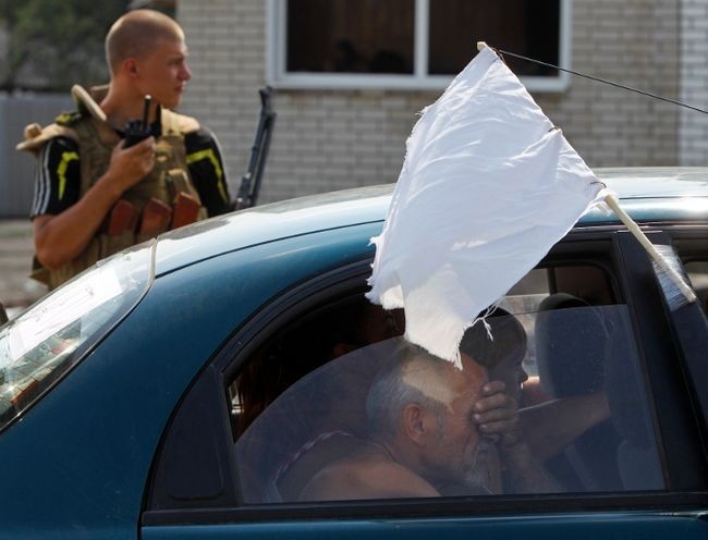 Xe chở dân thường mang cờ trắng cũng bị tấn công.