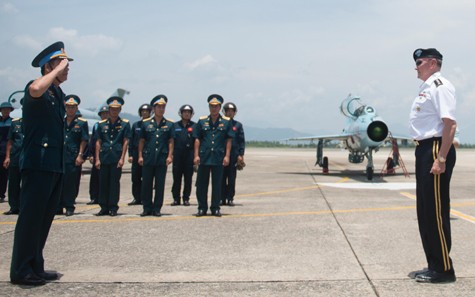 Chủ tịch Hội đồng Tham mưu trưởng Liên quân Mỹ Martin Dempsey thăm một đơn vị Không quân Việt Nam tại Đà Nẵng.