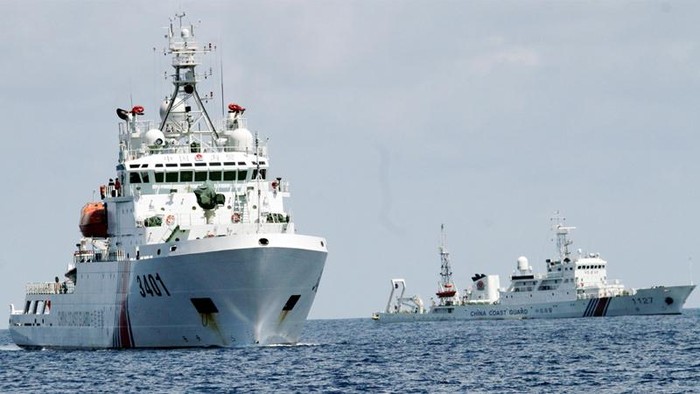 Tàu Hải cảnh Trung Quốc hoạt động bất hợp pháp ở khu vực quần đảo Trường Sa thuộc chủ quyền Việt Nam. Ảnh: Inquirer.