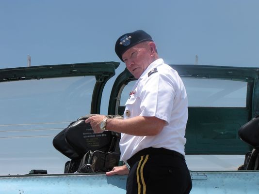 Tướng Martin Dempsey trực tiếp quan sát một chiếc máy bay của Không quân Việt Nam tại Đà Nẵng.
