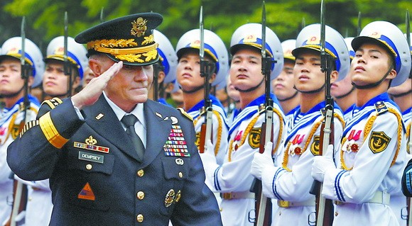 Chủ tịch Hội đồng Tham mưu trưởng liên quân Mỹ Martin Dempsey thăm Việt Nam trở thành tâm điểm chú ý của dư luận.