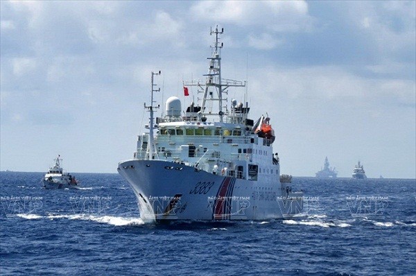 Lực lượng tàu Hải cảnh Trung Quốc hộ tống giàn khoan 981 hạ đặt trái phép trong vùng biển Việt Nam hồi tháng 5, tháng 6 vưa qua. Ảnh: Talkvietnam.