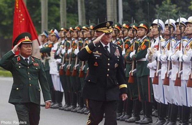 Tướng Martin Dempsey và tướng Đỗ Bá Tỵ duyệt đội danh dự Quân đội Nhân dân Việt Nam. Ảnh: Reuters.