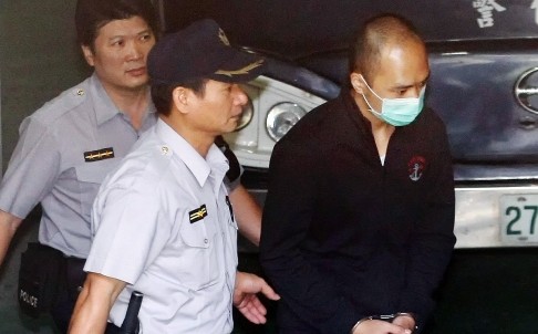 Lý Tông Thụy bị áp giải khỏi tòa sau khi tuyên án.