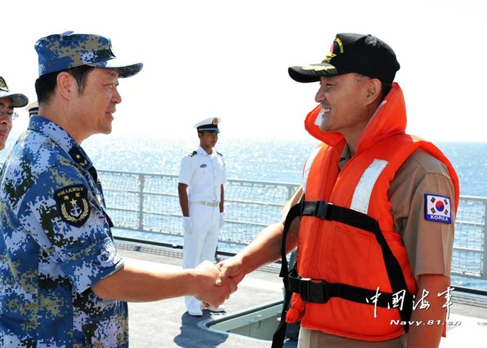Ông Khương Trung Hoa (trái), Thiếu tướng, Cục trưởng Cục trang bị hạm đội Nam Hải tiếp sĩ quan Hàn Quốc lên thăm tàu Tỉnh Cương Sơn. Ảnh: Tân Hoa Xã.